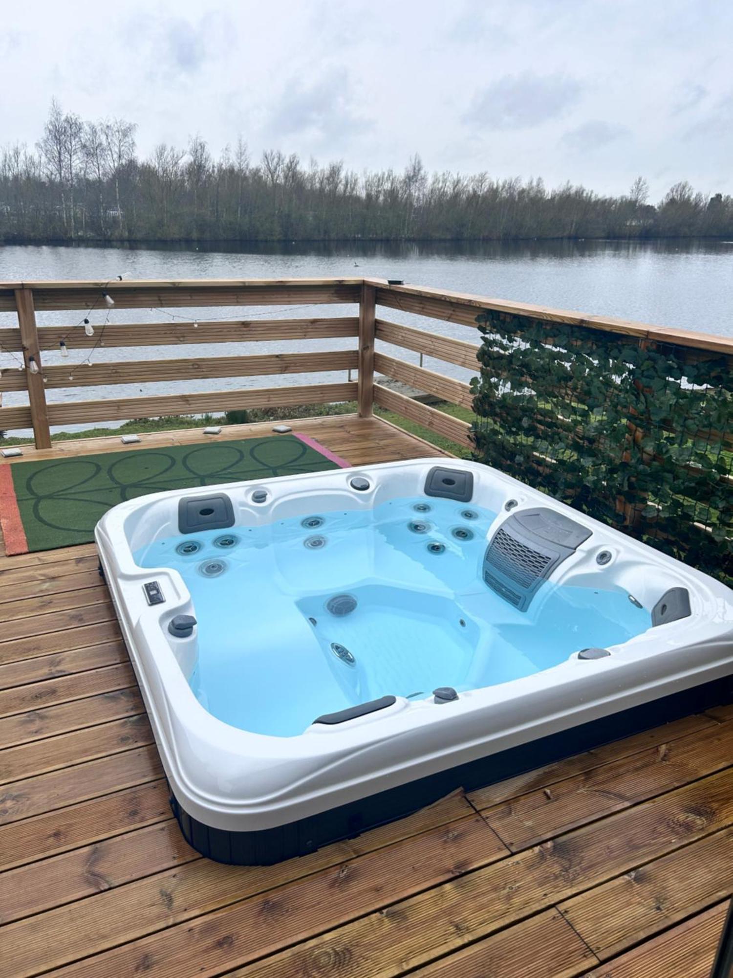 Award Winning Serenity Lodge With Outstanding Lakeside Views From The Hot Tub , At Tallington Lakes Leisure Park, Stamford Ngoại thất bức ảnh