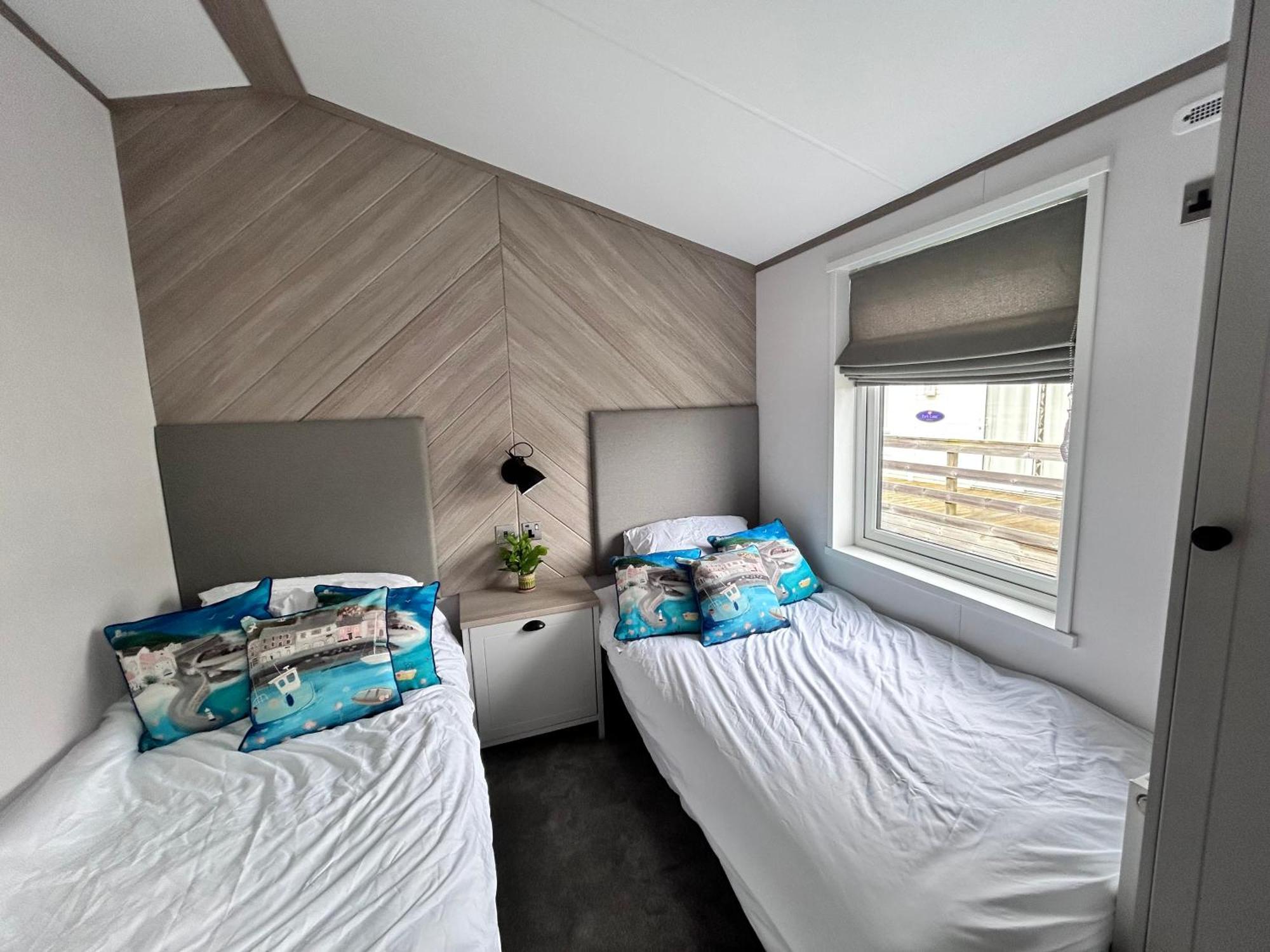Award Winning Serenity Lodge With Outstanding Lakeside Views From The Hot Tub , At Tallington Lakes Leisure Park, Stamford Ngoại thất bức ảnh