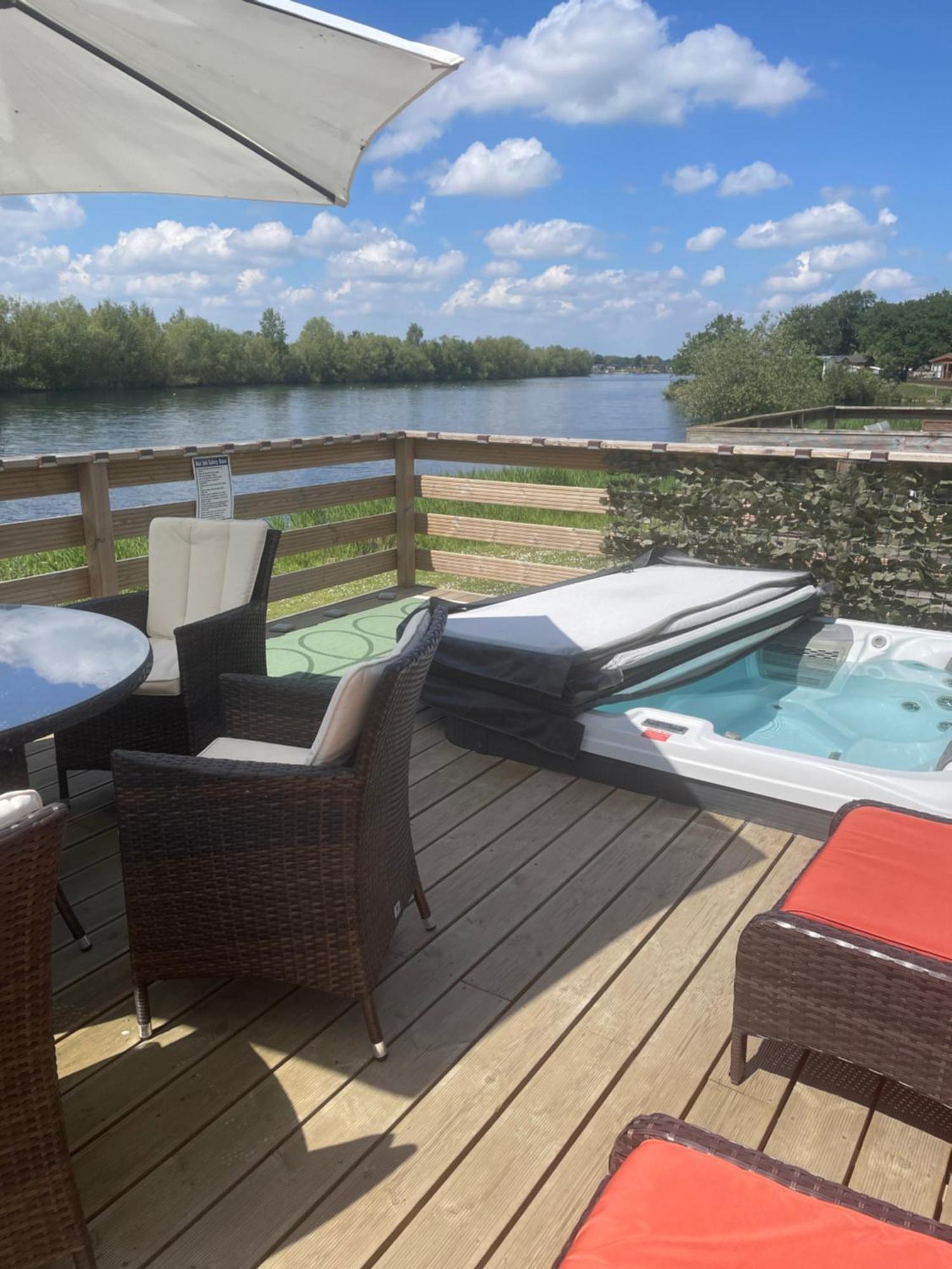 Award Winning Serenity Lodge With Outstanding Lakeside Views From The Hot Tub , At Tallington Lakes Leisure Park, Stamford Ngoại thất bức ảnh